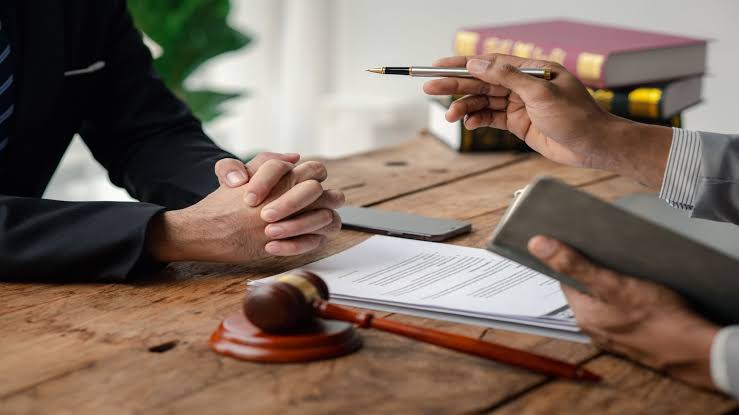 How Much Does a Divorce Lawyer Cost: Complete Guide